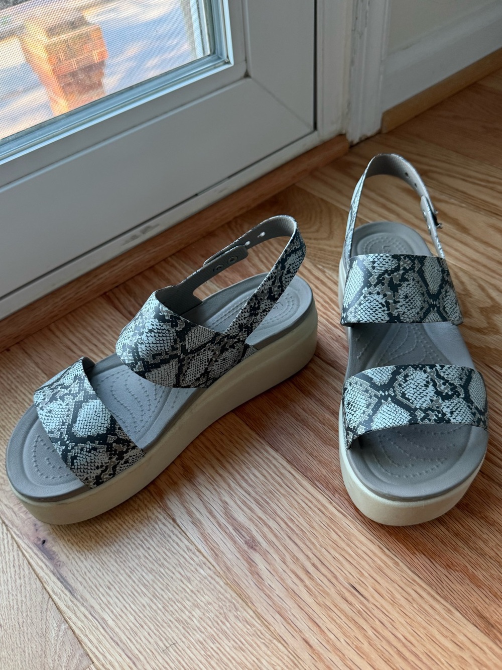 Crocs Brooklyn Low Wedge Sandals Snakeskin Platform Wedge Comfy - Size 7